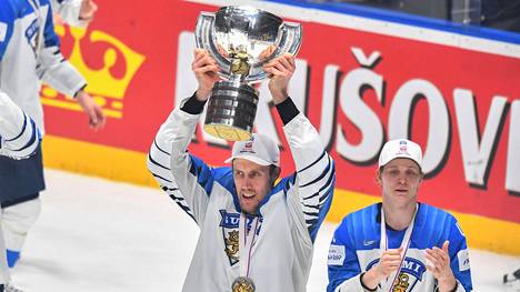 Suomen kapteeni Marko Anttila kohotti ensimmäisenä MM-pokaalin.