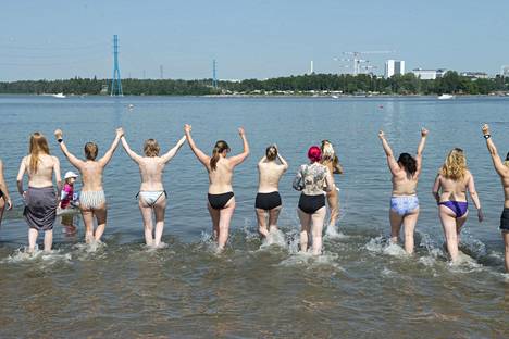 Hietaniemen uimarannalla viikonloppuna järjestetyssä mielenilmauksessa vaadittiin naisille oikeutta paljastaa ylävartalonsa.