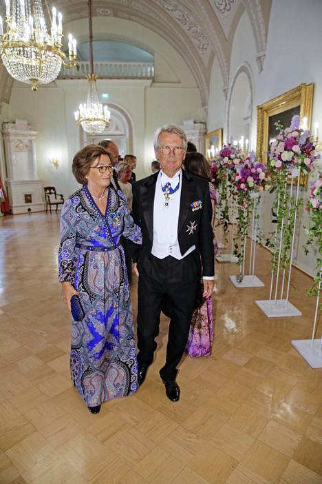 Kuningas Kaarle Kustaan ja kuningatar Silvian hyviä ystäviä ovat pankkiiri  Björn Wahlroos  ja hänen  Saara -vaimonsa. Björn Wahlroos matkasi tänään perjantaina Bilderberg-kokoukseen Yhdysvaltoihin.