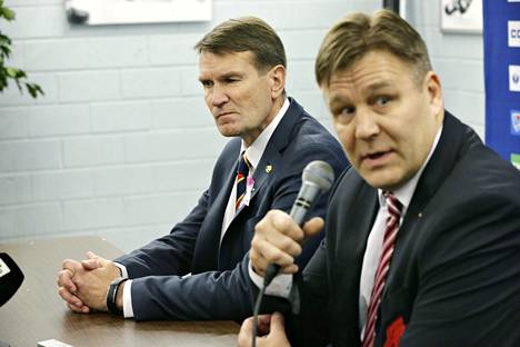 Jokerien päävalmentaja Erkka Westerlund (vas.) ja Avangard Omskin vetäjä Raimo Summanen kertoivat 2014 mielipiteitään joukkueiden juuri päättyneestä kohtaamisesta.