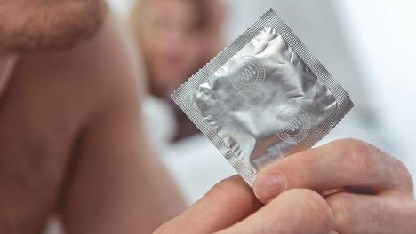 Suuseksisuojan voi ostaa valmiina, tai sellaisen voi myös leikata kondomista.