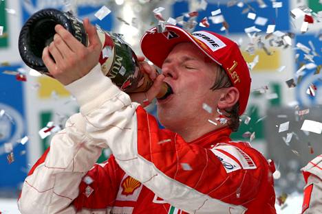 Kimi Räikkönen otti huikkaa maailmanmestarina 2007.