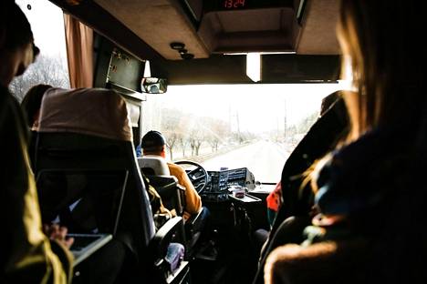 Matkanjärjestäjä ohjeisti alussa matkustajia siihen, että pysähdyksillä tulee pysyä bussin lähettyvillä safarin järjestäjien ohjeiden mukaisesti.