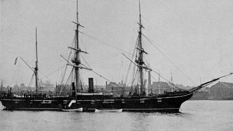 Alkuperäinen USS Kearsarge taisteli voitokkaasti Yhdysvaltain sisällissodassa vuosina 1862–66. Laiva ajoi kuitenkin karille Karibianmerellä vuonna 1894 ja sittemmin purettiin.