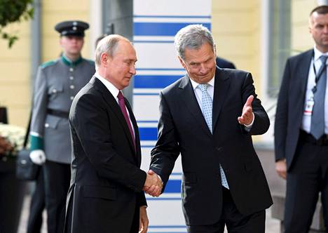 Presidentit Vladimir Putin ja Sauli Niinistö kättelivät Putinin Helsingin-vierailun aikana elokuussa 2019. Niinistö kuuluu harvoihin läntisiin valtionjohtajiin, joka on keskustellut säännöllisesti Putinin kanssa.