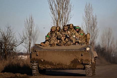 Ukrainalaissotilaat matkasivat kohti Bahmutin etulinjaa maanantaina otetussa kuvassa.