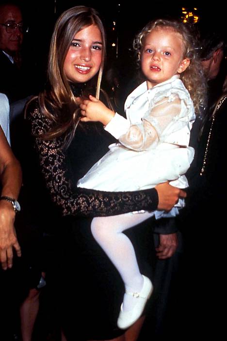 Ivanka pikkusiskonsa Tiffanyn kanssa vuonna 1996.