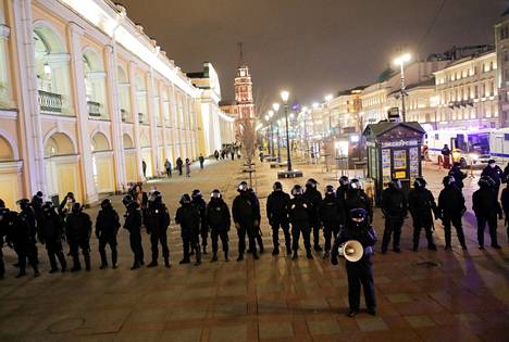 Venäjän voimaviranomaiset estivät mielenosoittajia kokoontumasta Gostinyi dvorin edustalle keskiviikkona Pietarissa.