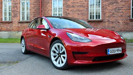 Tesla Model 3 LR -mallin toimintamatka yhdellä täyslatauksella vaihtelee olosuhteista riippuen reilusta 300 kilometristä jopa yli 600 kilometriin. Laurin tuhannen kilometrin lapinreissulla latauksia kertyi lopulta neljä.