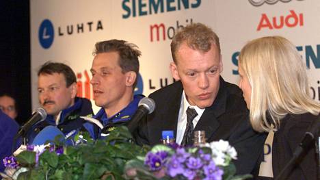 Vuonna 2001 hiihtäjien päävalmentajana työskennellyt Kari-Pekka Kyrö (toinen vas.) ei innostunut tarjotuista tv-töistä. Lajipäällikkö Antti Leppävuori (vas.) ja Kyrö olivat helmikuussa 2001 Lahdessa hiihtäjä Jari Isometsän kanssa tämän positiivista dopingnäytettä koskeneessa tiedotustilaisuudessa.