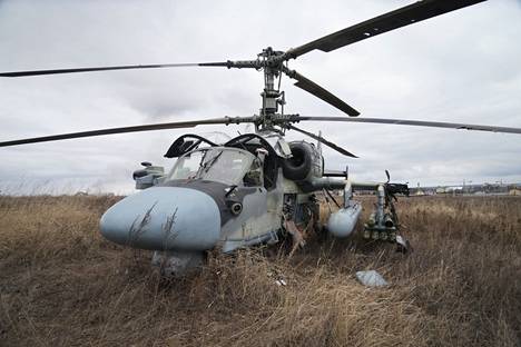 Venäläinen Ka-52-taisteluhelikopteri jäi jälkeen, kun Venäjän maahanlaskujoukot joutuivat vetäytymään vastaiskun jälkeen Hostomelistä.