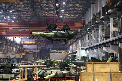 Venäläisen T-72-taistelupanssarivaunun tornia asennetaan paikoilleen Uralvagonzadin tehtaalla Nižni Tagilin kaupungissa, Sverdlovskin alueella Uralilla 10. lokakuuta 2019. Venäjän arvellaan menettäneen sodassa jo yli 1 000 panssarivaunua.