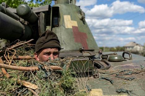 Ukrainalaissotilas katsoi tankin luukusta Lymanissa viime huhtikuussa, ennen kuin Venäjä onnistui valtaamaan kaupungin. Nyt Ukraina on ottamassa sitä takaisin.