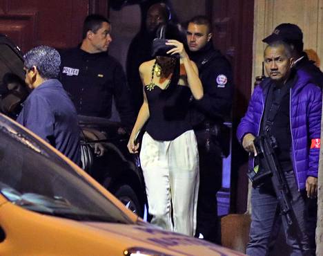 Valokuva Kim Kardashianin hotellin edestä 4.30 aamuyöllä. Kimin sisko Kendall Jenner poistui paikalta kasvojaan peitellen. Paikalla olivat aseistautuneet poliisit sekä ambulanssihenkilökuntaa.