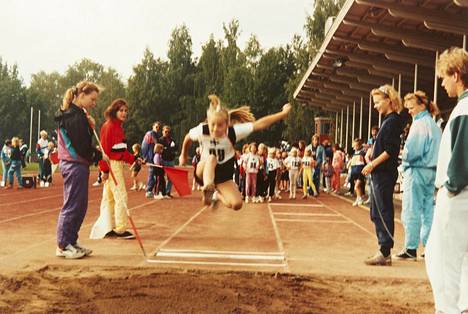 Susanna alkoi urheilla kilpaa 6-vuotiaana. Kuva on lapsuuden pituushyppykisoista.