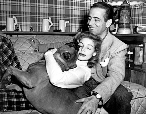 Lauren Bacall ja Humphrey Bogart koiransa Harveyn kanssa.