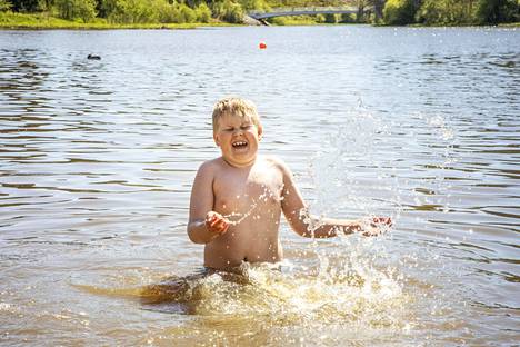 Uimavesien odotetaan lämpiävän nopeasti, jos helteet tulevat. Kuusivuotias Renek uskaltautui uimaan jo toukokuun lopussa Pikkukosken uimarannalla Helsingissä.