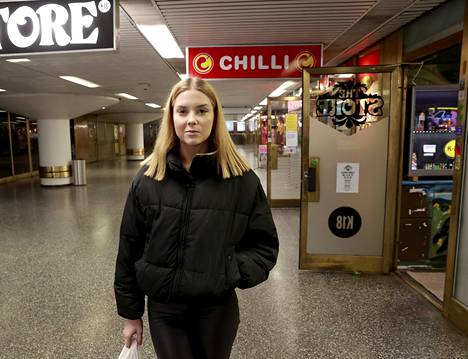 19-vuotias Roosa on kohdannut päärautatieasemalla liikkuessaan häiritsevää käytöstä. Yöaikaan hän ei paikalle oman turvallisuutensa vuoksi saapuisi.