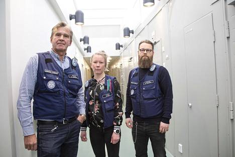 Ohjaajat Erkki Lahtinen ja Anu Siira sekä psykologi Mikko Ylipekka Riihimäen vankilan seksuaalirikollisten osaston sellikäytävällä. Osastolla asuu noin 20 miestä. Moni seksuaalirikoksesta tuomittu haluaa osastolle, sillä osasto on turvallinen.