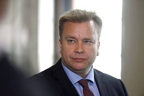 Puolustusministeri Antti Kaikkonen sai tarkasteltavakseen työryhmän laatiman mietinnön EU- ja ETA-alueen ulkopuolisten tahojen kiinteistökauppoja koskevasta laista. 