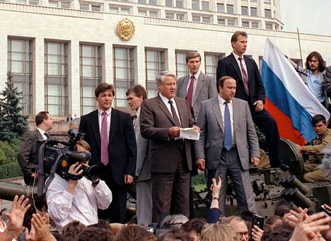 Venäjä itsenäistyi vuonna 1991, kun Neuvostoliitto romahti. Maan ensiaskeleet kommunismin ja suunnitelmatalouden jäljiltä eivät olleet helppoja.