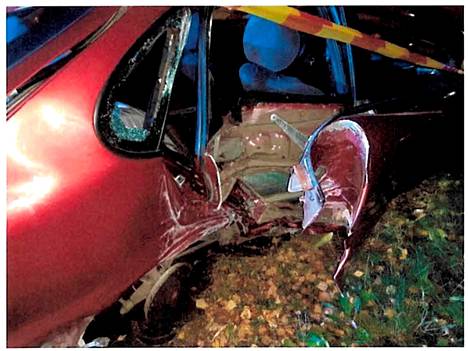 Ajaminen päihtyneenä moninkertaistaa onnettomuusriskin. Tämä nuoren ajokortittoman rattijuopon ajama auto vaurioitui korjauskelvottomaksi viime joulukuussa. 
