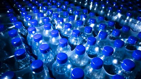 Uuden tutkimuksen mukaan puolet näytteistä sisälsi PET-muovia, jota käytetään yleisesti juomapulloissa.