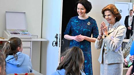 Jenni Haukio ja kuningatar Silvia tapasivat luokallisen ukrainalaislapsia Tukholmassa.