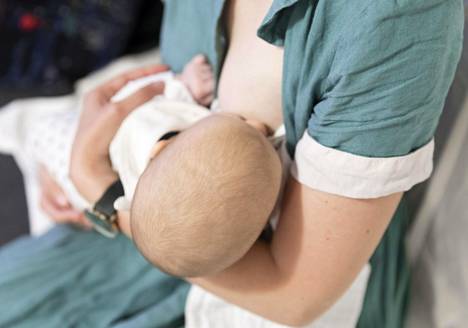 Koronarokotteen ottaminen on turvallista heti synnytyksen jälkeen, vaikka rokotteen ottaja imettäisi.