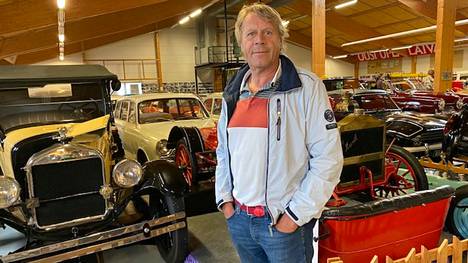 Matti Rautionmaa tienasi yhteensä 3 680 964 euroa. Nyt hänellä on mukavat eläkepäivät edessä ja aikaa käydä automuseossakin.