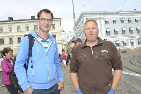 Jon ja Richard kuulivat bussipysäkillä Putinin tulevan Suomeen ja varmistivat paikat Kauppatorin kulmilta.