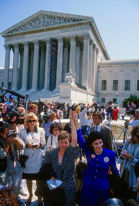 ”Jane Roe” eli Norma McCorvey (paperit kädessään vasemmalla) ja hänen asianajajansa Gloria Allred tuulettivat korkeimman oikeuden edessä huhtikuussa 1989.