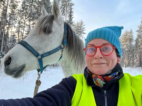 Ulla Konkarikoski on voittanut aikoinaan tv-visaluissa 120 000 markkaa. Haave hevosesta vaihtui ratsastustunteihin.