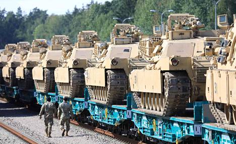 Yhdysvaltain armeijan Liettuaan siirtämiä panssariajoneuvoja ja sotilaita kuvattuna viime lauantaina Mockavan rautatieasemalla lähellä Puolan rajaa.