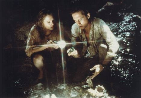 Kathleen Turner ja Michael Douglas romanttisessa seikkailussa Vihreän timantin metsästys (1984).