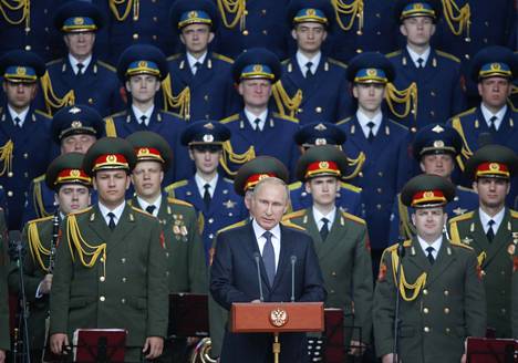 Putin avasi teemapuiston ja asenäyttelyn tiistaina.