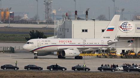 Venäjän hallituksen lentokone Ataturkin lentokentällä Istanbulissa 28. maaliskuuta. 