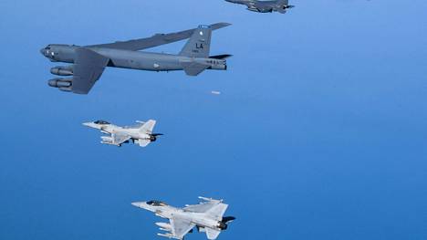 Yhdysvaltalainen B-52H -pommittaja ja eteläkorealaisia hävittäjiä lensi Etelä-Korean puolustusministeriön välittämässä kuvassa maanantaina.