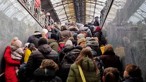James Elder kuvasi, että Lvivin juna-asema oli täynnä ihmisiä, jotka sanoivat toisilleen hyvästejä pakon edessä sunnuntaina.