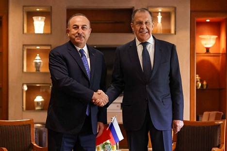 Turkin ja Venäjän ulkoministerit Mevlut Cavusoglu (vas.) ja Sergei Lavrov tervehtivät toisiaan G20-maiden huippukokouksessa Intian Delhissä.