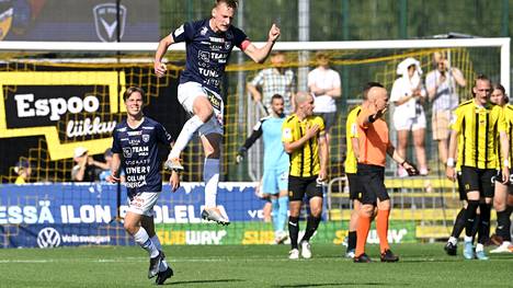 Rasmus Karjalainen on päässyt tuulettamaan AC Oulun paidassa.