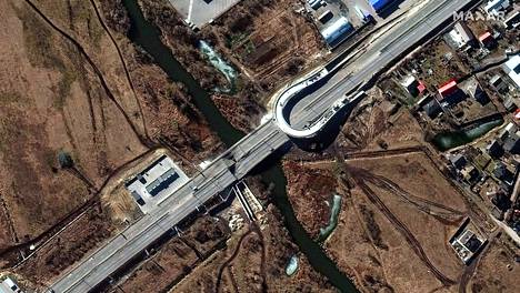 Satelliittikuva näyttää osittain tuhoutuneen sillan Stoyankassa, Kiovassa. 