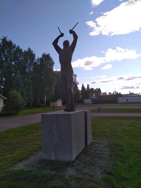 Mika Myllylän patsas sijaitsee Haapajärven keskustassa kirjaston ja kirkon kupeessa.