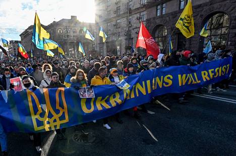 Ukrainalaiset nousevat vastarintaan, julisti banneri Kiovassa järjestetyssä Venäjän uhkailua vastustavassa mielenosoituksessa 12. helmikuuta.