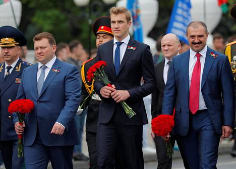 Aljaksandr Lukashenkan kaikki kolme poikaa Dmitri, Nikolai ja Viktor kuvattiin juhlistamassa Valko-Venäjän itsenäisyyspäivää 3. heinäkuuta tänä vuonna.