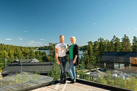 Petri ja Tiina Tikkinen ovat ylpeitä uudesta talostaan.