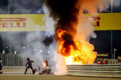 Romain Grosjeanin ohjaama turma-auto syttyi räjähdysmäisesti palamaan.