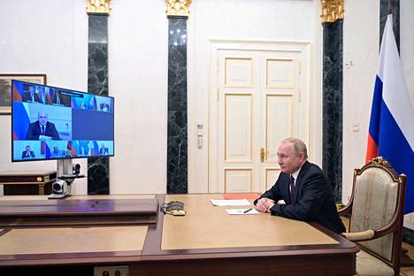 Vladimir Putin pitämässä  etäpalaveria turvallisuusneuvostonsa kanssa 25. helmikuuta 2022.