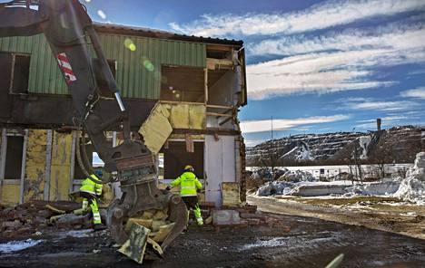 Pohjois-Ruotsin Kiiruna joutuu muuttamaan kolmisen kilometriä itään LKAB:n kaivoksen laajennuttua maan alla kohti kaupunkia. Asukkaat ymmärtävät muuton, koska kaivos on suuri työnantaja.