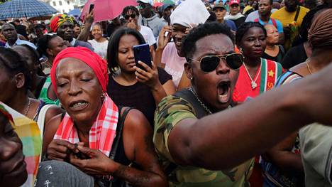 Ihmiset osoittivat mieltään Surinamen pääkaupungissa Paramaribossa perjantaina.